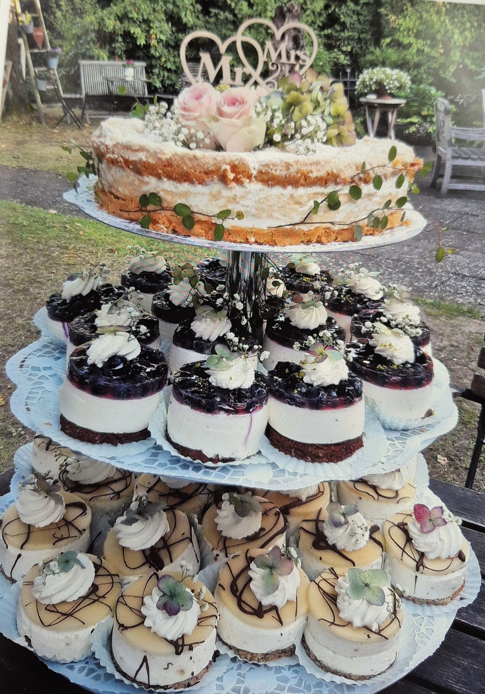 Hochzeitstorte im Sommer