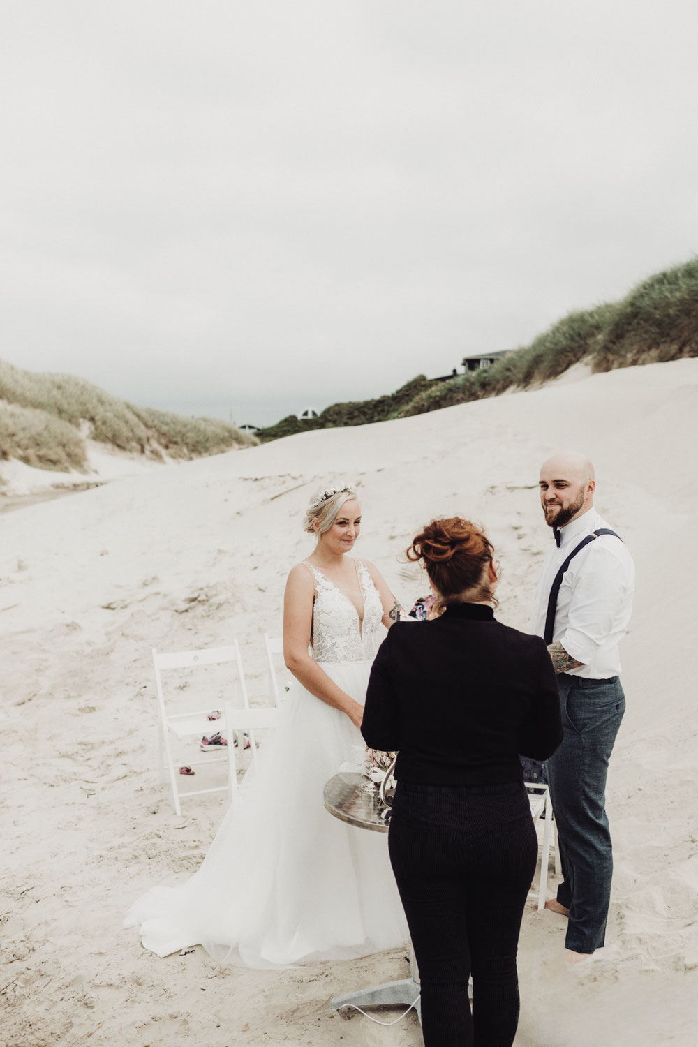 Am Strand in Dänemark verheiratet Constanze Marienfeld ihr Brautpaar an einem Menschenleeren Strand. 