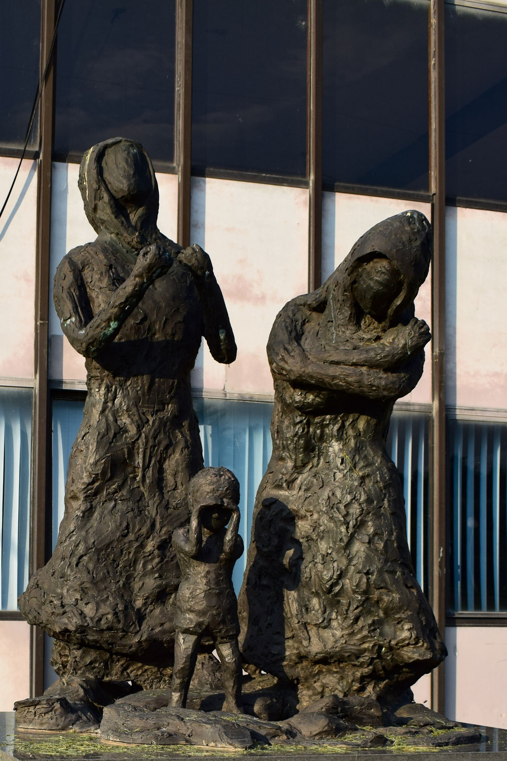 Statua realizzata a memoria del dolore delle famiglie spezzate dal massacro dei propri cari