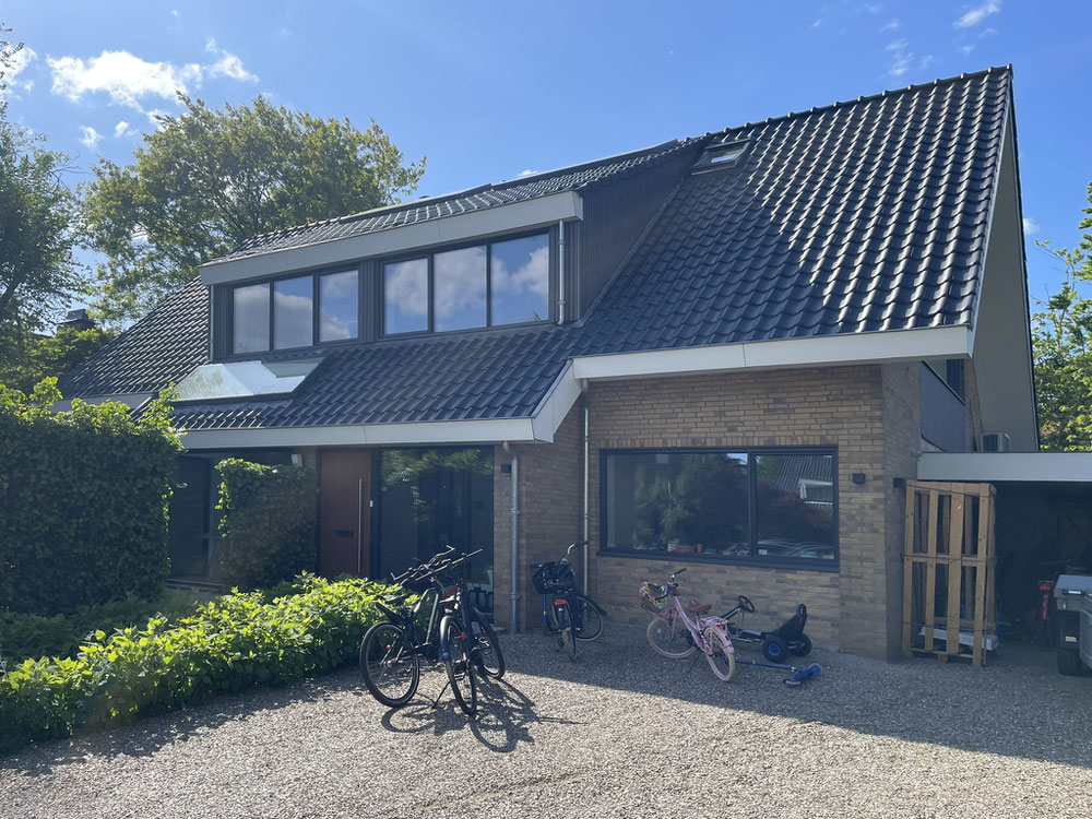 Nieuwe gevelindeling met nieuwe aluminium kozijnen. Toevoeging erker en aangekapte dakkapellen.