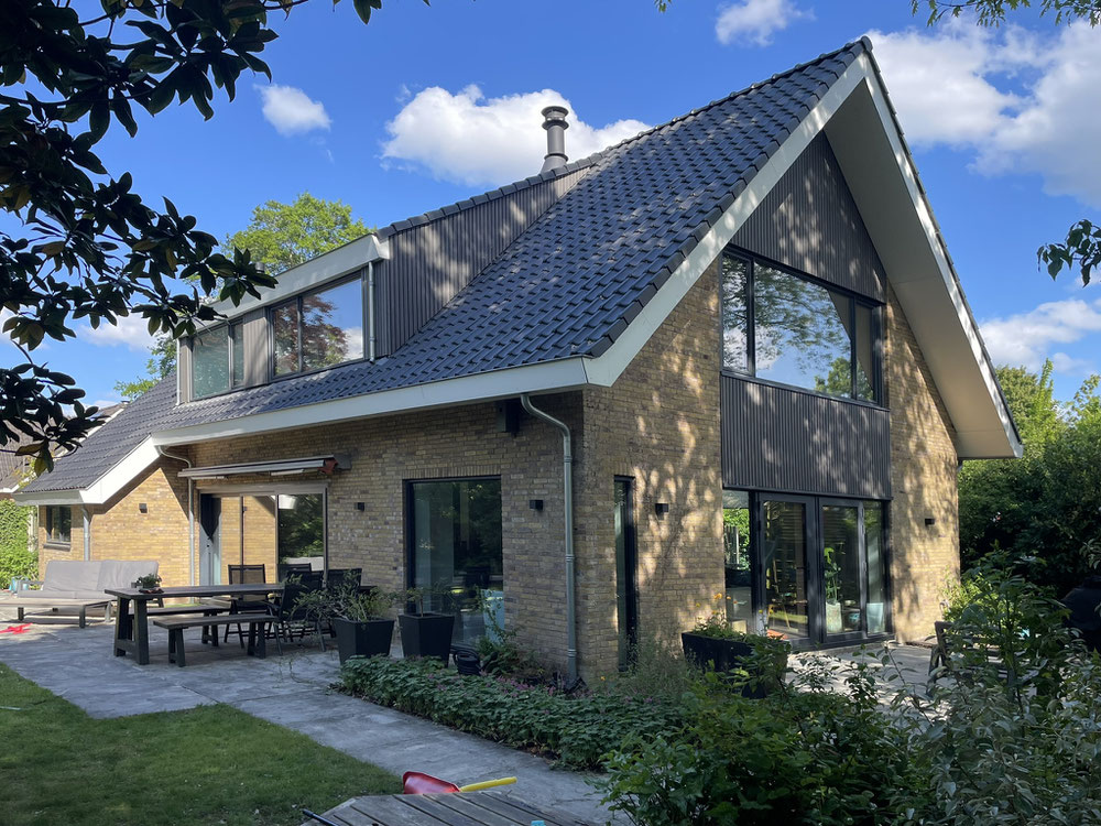 Bestaande kozijnen uitgezaagd tot vloer en voorzien van nieuwe aluminium kozijnen