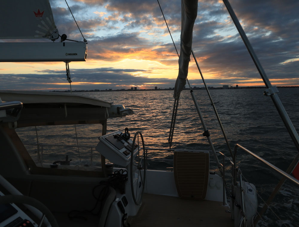 Segeln entlang von Virginia Beach bei Sonnenuntergang