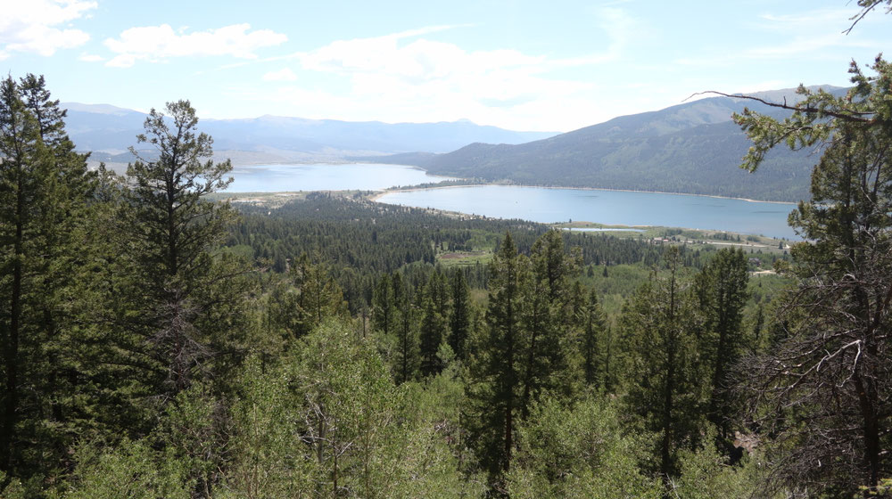 Blick zu Twin-Lake-Village (vor dem See rechts)