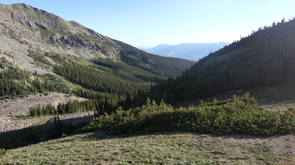 Während dem Aufstieg am frühen Morgen; Blick hinunter zu meinem Zeltplatz bei der Baumgrenze