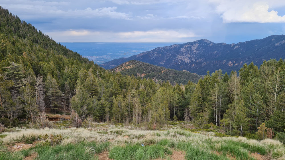 Blick von den Bergen gen Osten zu den Weiten der Prärie