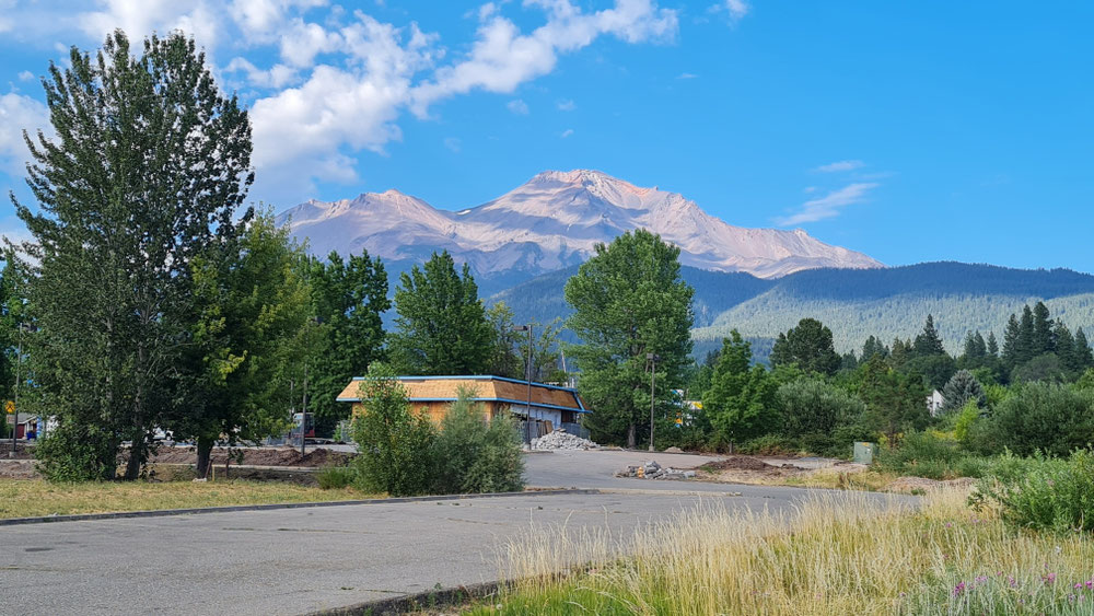 Der Vulkan "Mt. Shasta" vom gleichnamigen Ort aus gesehen