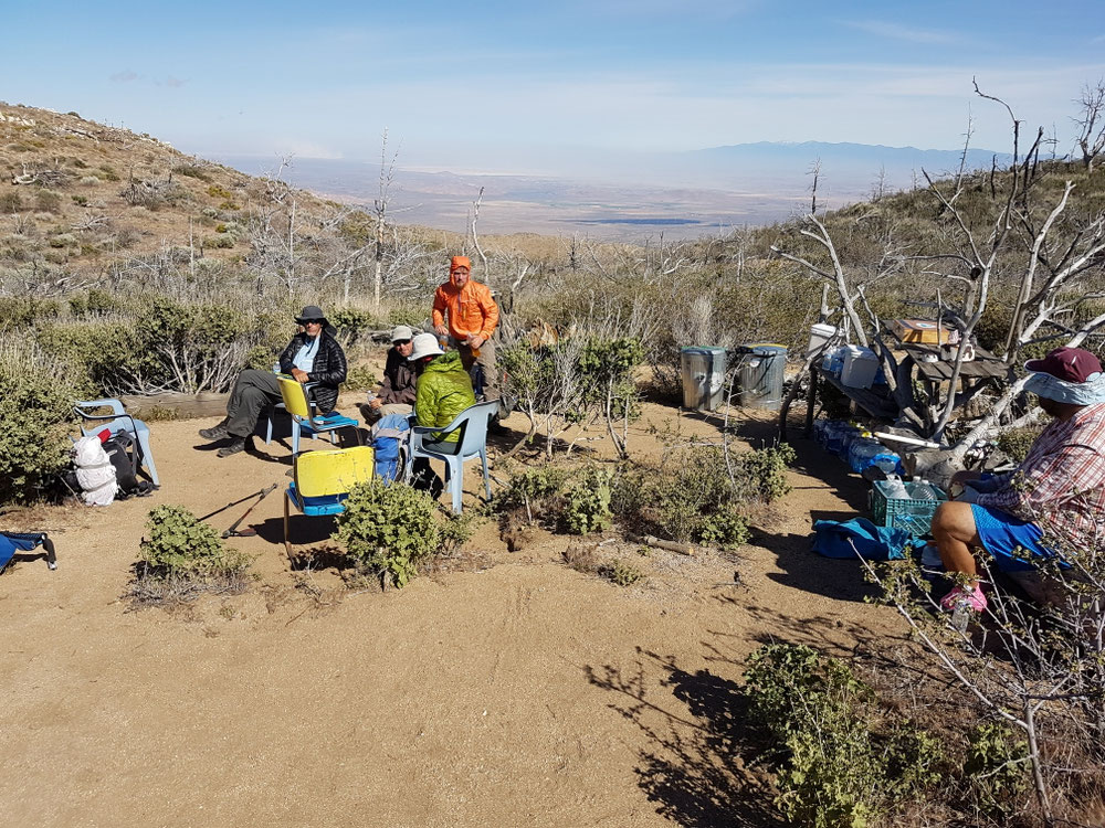 "Trail magic" auf 6200 Fuss mit Blick auf die Mojave Wüste.