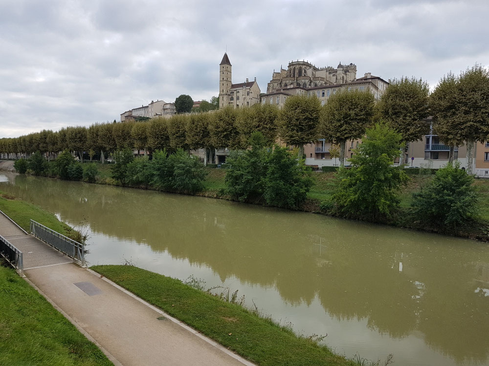 The river Le Gers and the backside of the cathedral