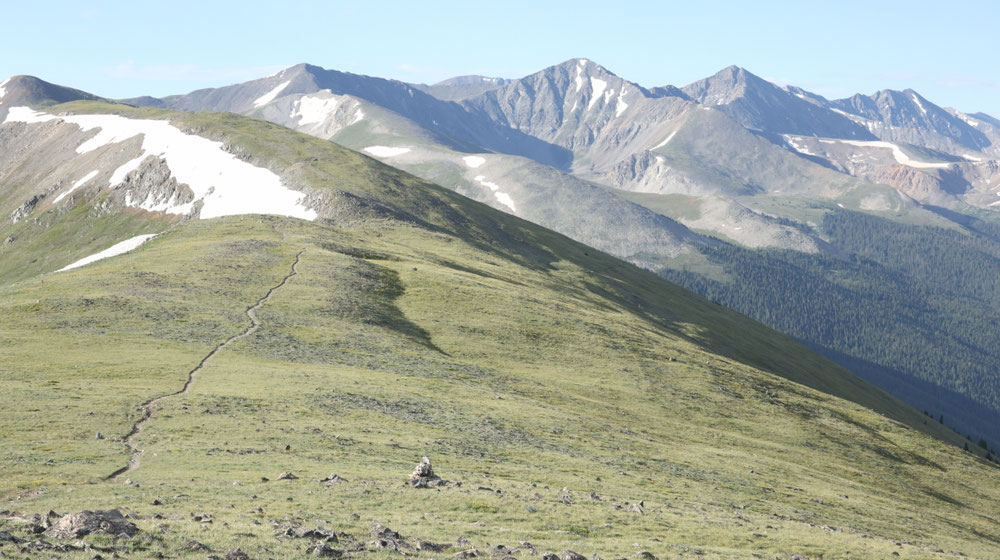 Der Weg entlang des Bergsattels; links Beckenridge, rechts Copper Mountain