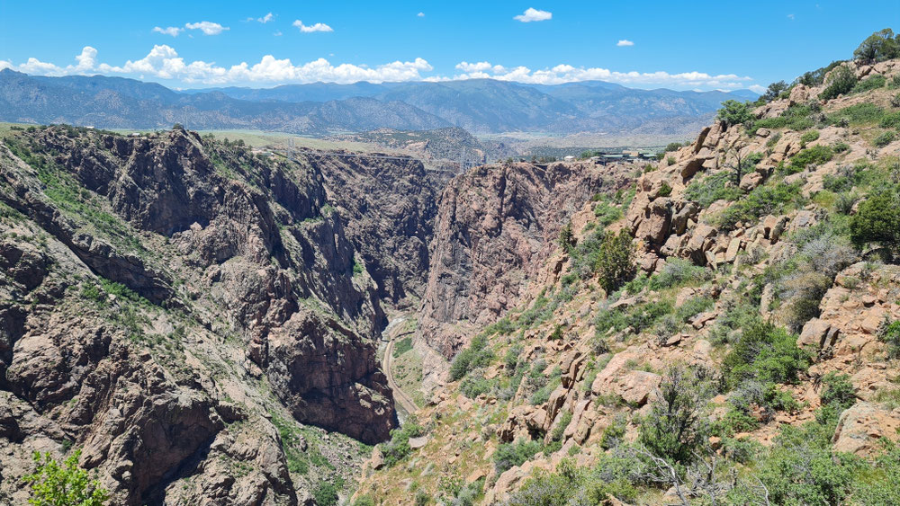 Royal Gorge, eine Schlucht als Turistenatraktion mit einem Ausflugszug unten in der Schlucht