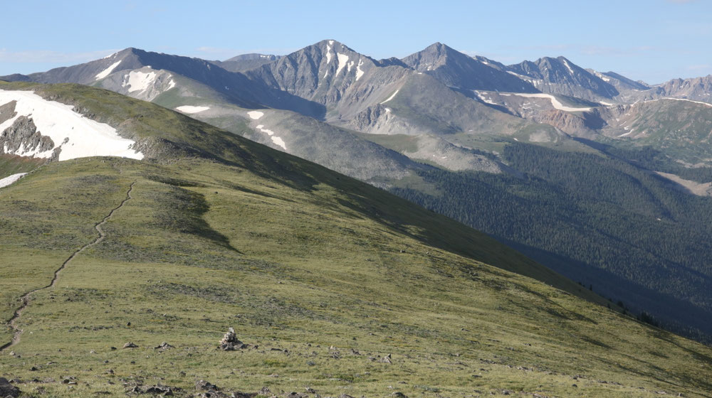 Wanderweg entlang des Bergsattels