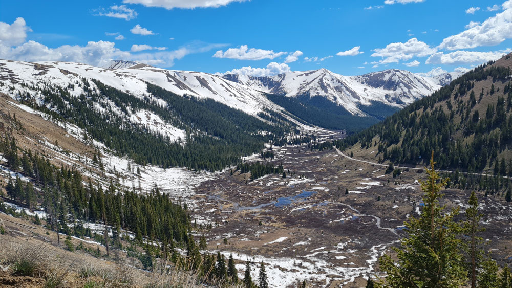 Vor dem Kulminationspunkt des Independence Passes: Strasse die von Aspen gen Osten über die Berge führt...