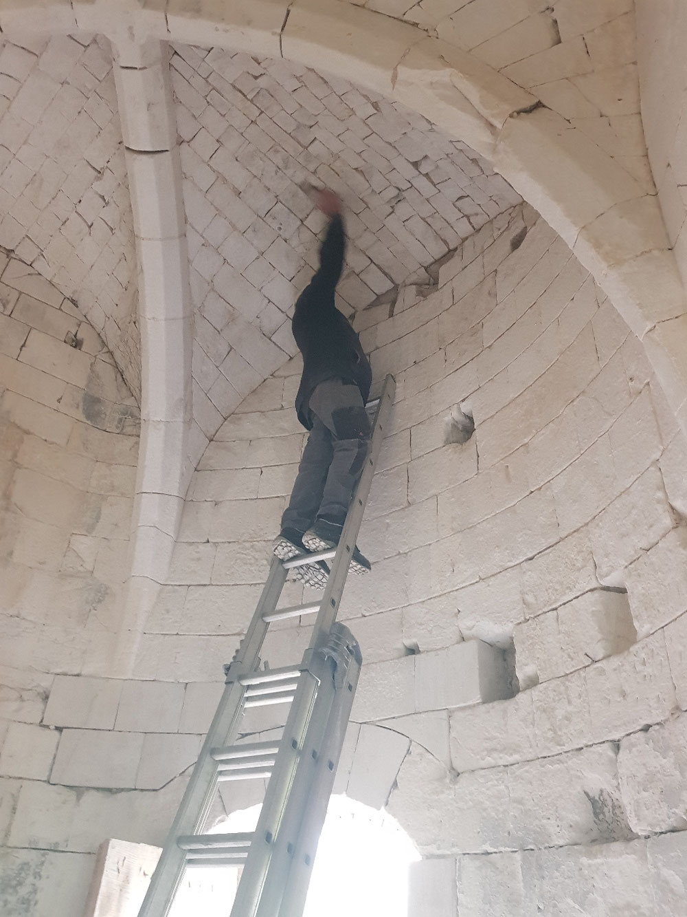 Préparation de la voûte et des murs, brossage, vérification 