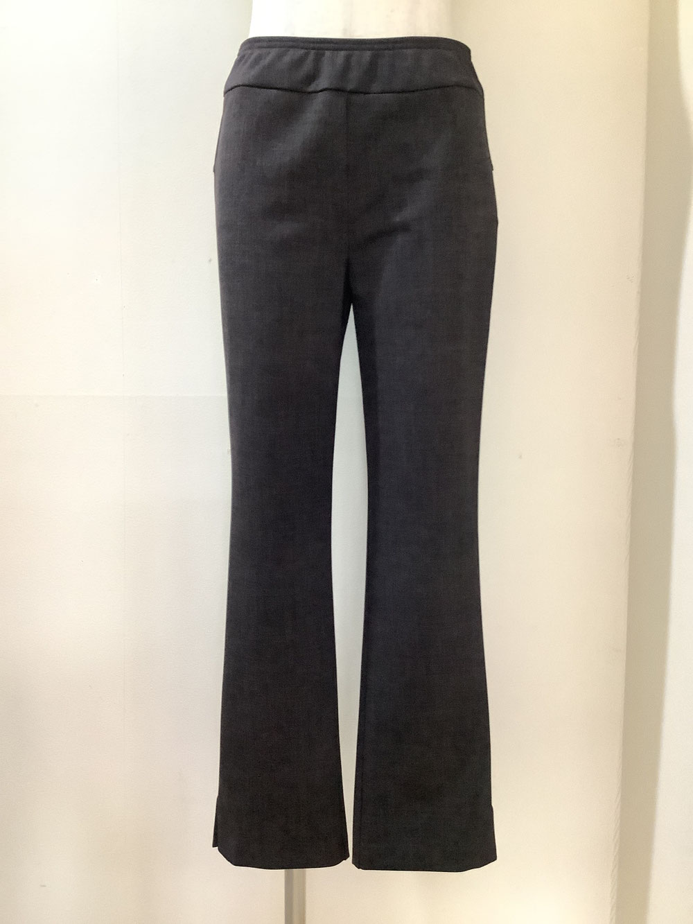 ルールド（Lourdes）71−MA12 黒/濃茶パンツ9号 ¥18,700（税込）
