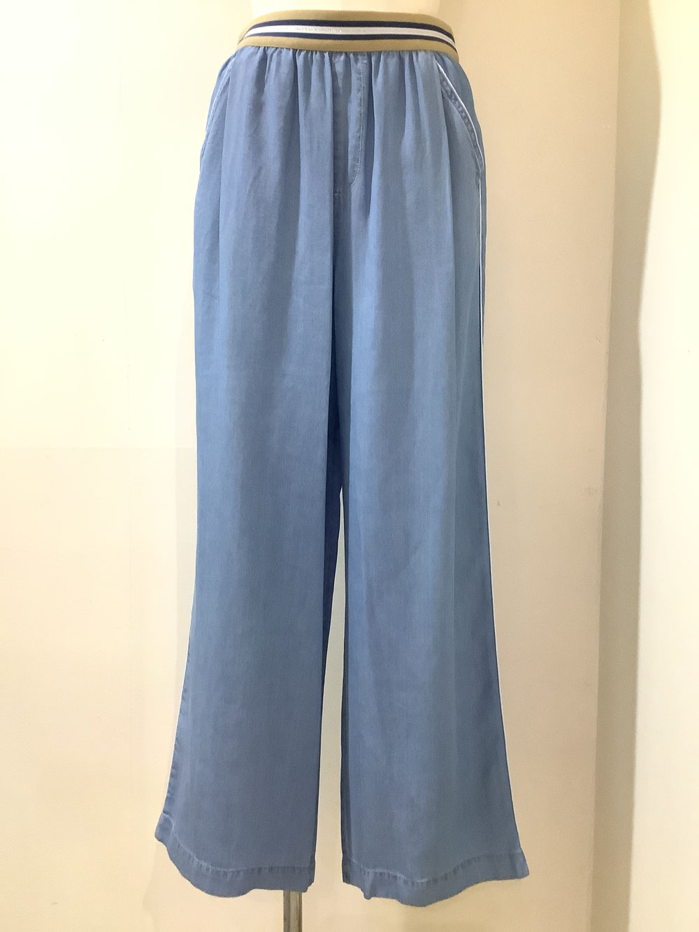 ピーエヌティ（PNT）52−PS4 ブルーデニムパンツ¥15,290（税込）