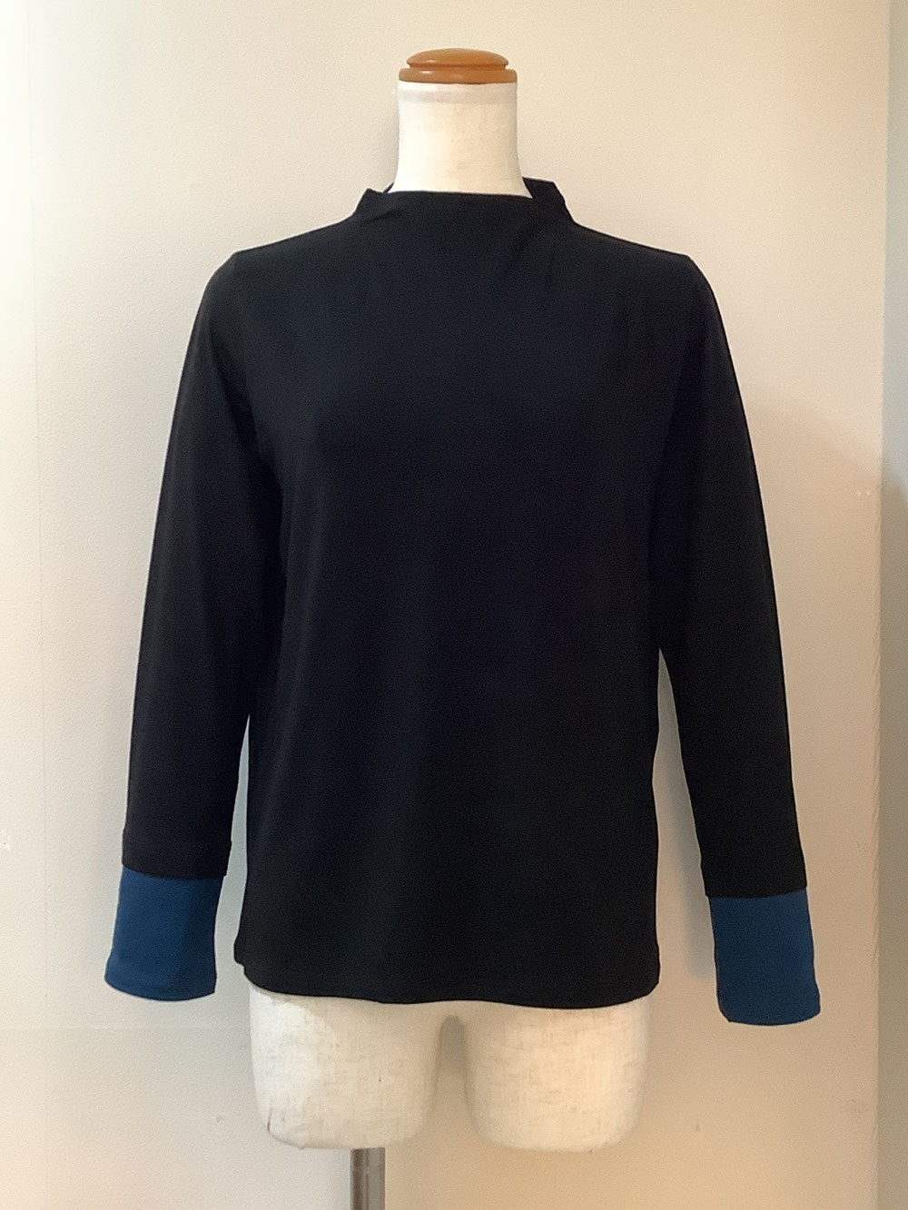 フラウエプラス（fraue＋）21−MA1  黒カットソー38  ¥13,200（税込）「袖口ブルー」