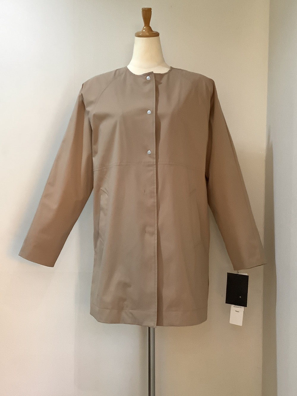 フラウエプラス（fraue＋）21−MA29 オークベージュコート38 ¥38,500（税込）