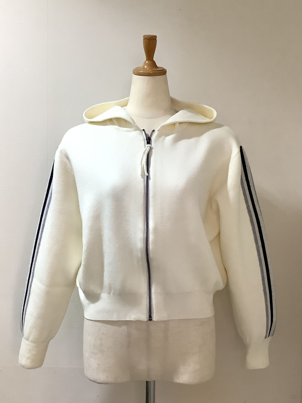 フレックスフォア（flexfore）5−MA29E 白パーカー9号 ¥21,780（税込）