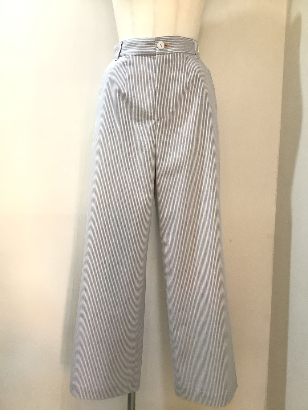 ルールド（Lourdes）71−PS42 ライトグレー/白ストライブパンツ11号 ¥24,200（税込）