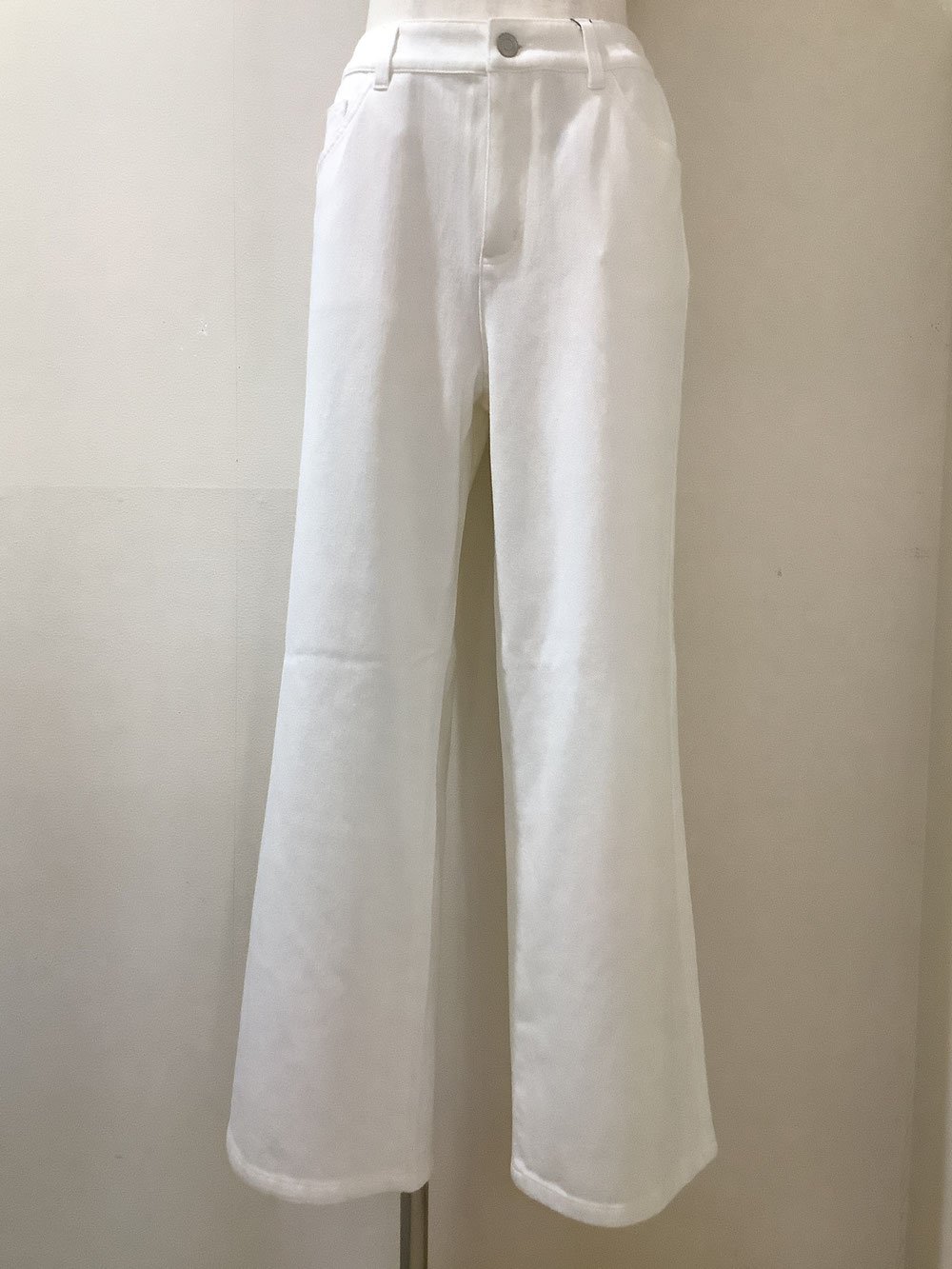 ルールド（Lourdes）71−MA3 白デニムパンツ11号 ¥21,780（税込）