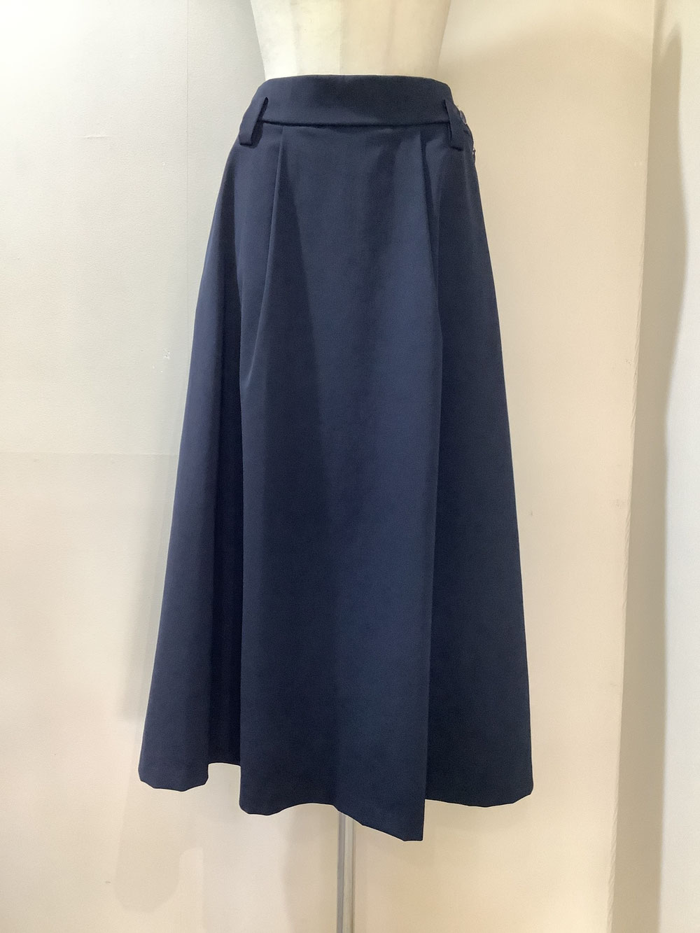 ピネタ（PINETA）52−PS19 ネイビースカート40 ¥21,780（税込）