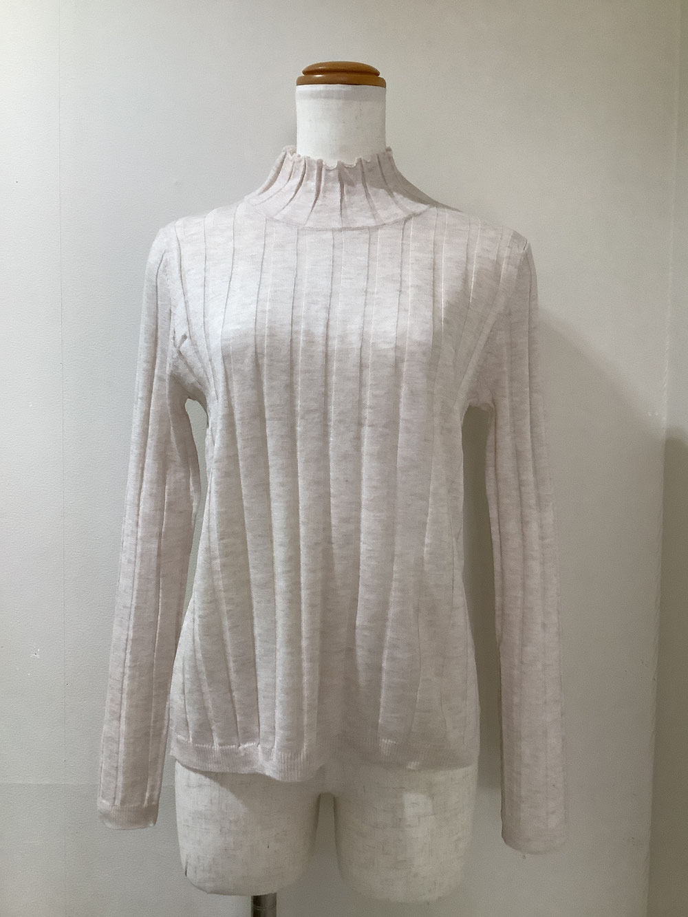 フラウエプラス（fraue＋）21−MA4 生成りプルオーバー38 ¥18,700（税込）⇒SALE¥14,960（税込）色違い（赤）20%Off