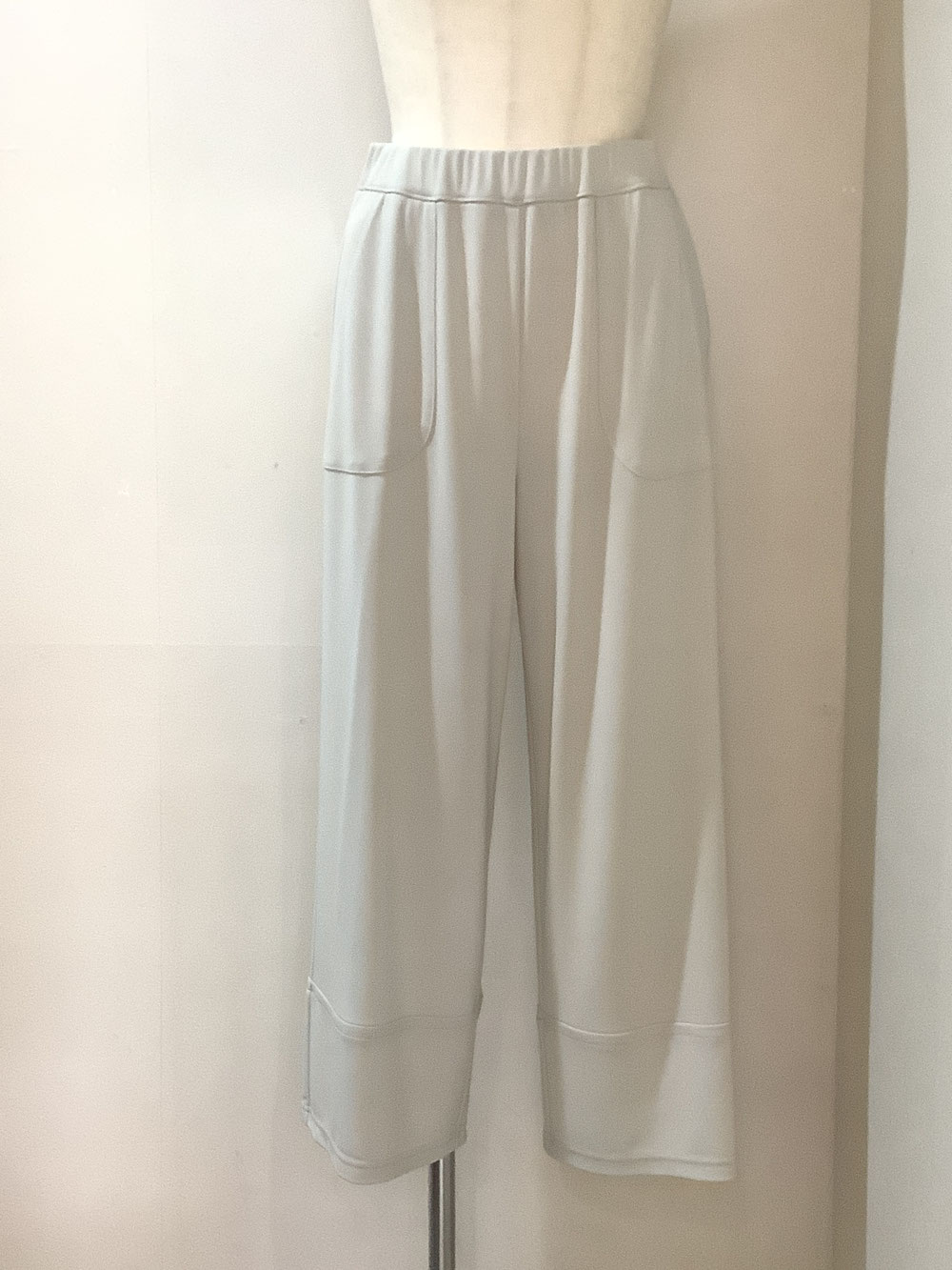 ルールド（Lourdes）71−PS20E ライトグレーパンツ11号  ¥20,900（税込）サイズ（単位cm）: W66H94前丈81+4股上27.5股下58裾巾26.5