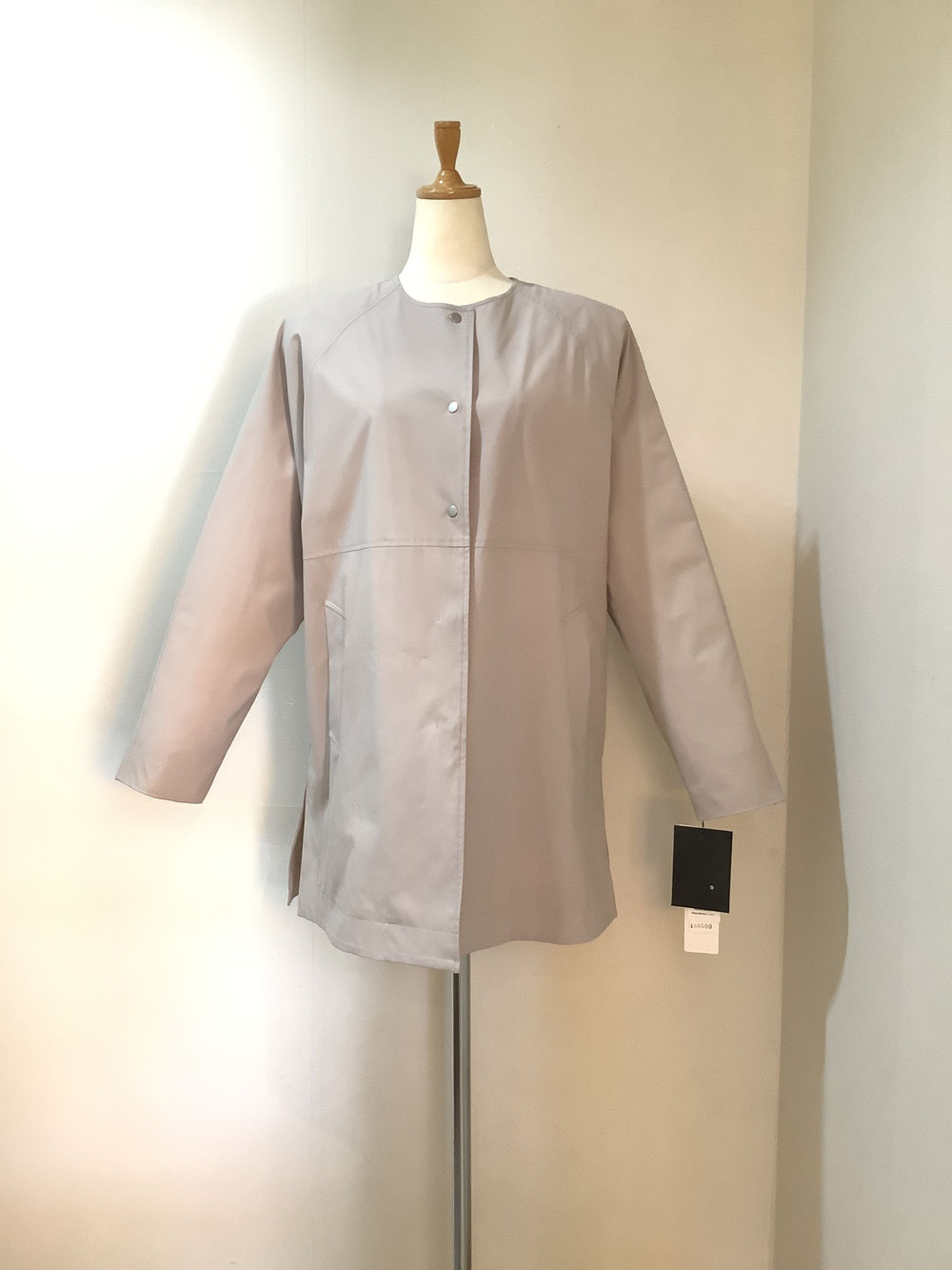 フラウエプラス(fraue+)21−MA17 ライトベージュコート40  ¥38,500(税込)