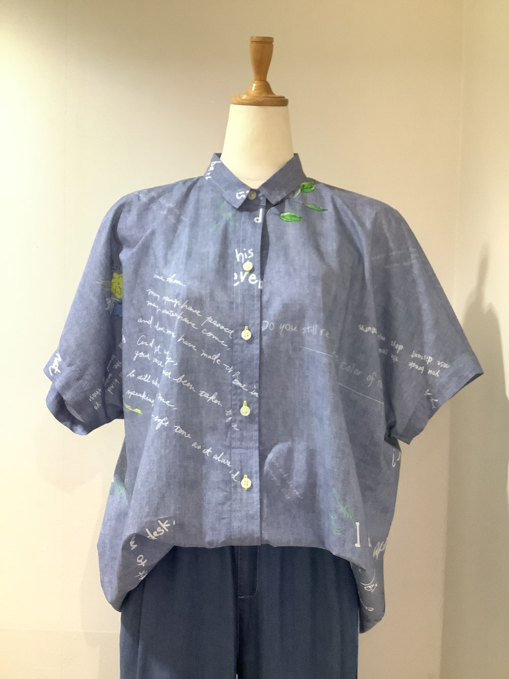ローブ（ROBE)3−PS22 ブルーブラウス38 ¥16,280（税込）