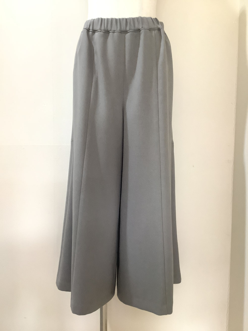ルールド（Lourdes）71−MA15,16,17 （グレー13号）（レンガ11号）（ブラック9号）パンツ  ¥20,900（税込）