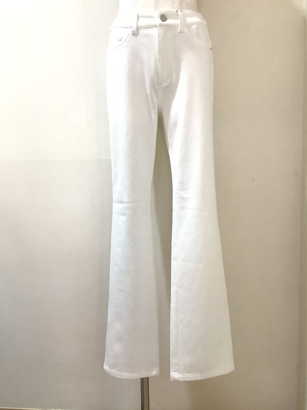 ルールド（Lourdes）71−MA1ホワイトデニムパンツ7号 ¥19,800（税込）