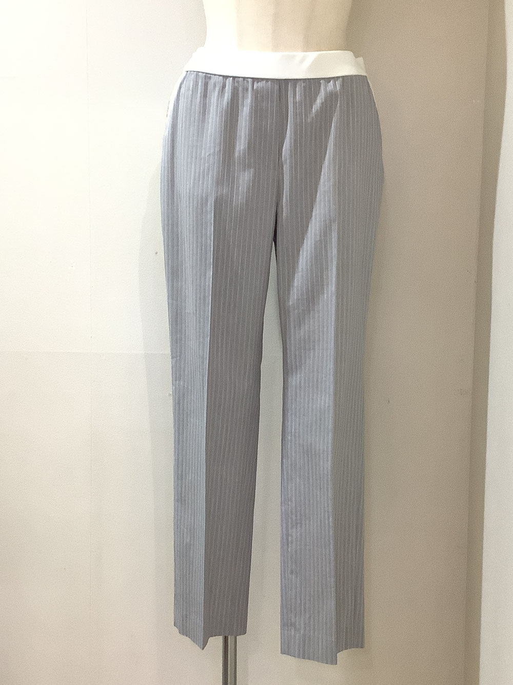 ルールド（Lourdes）71−PS25E グレーペンシルストライブパンツ11号  ¥21,780（税込）サイズ（単位cm）: PS22E23Eと同じ ⇒　SALE ¥17,424（税込）
