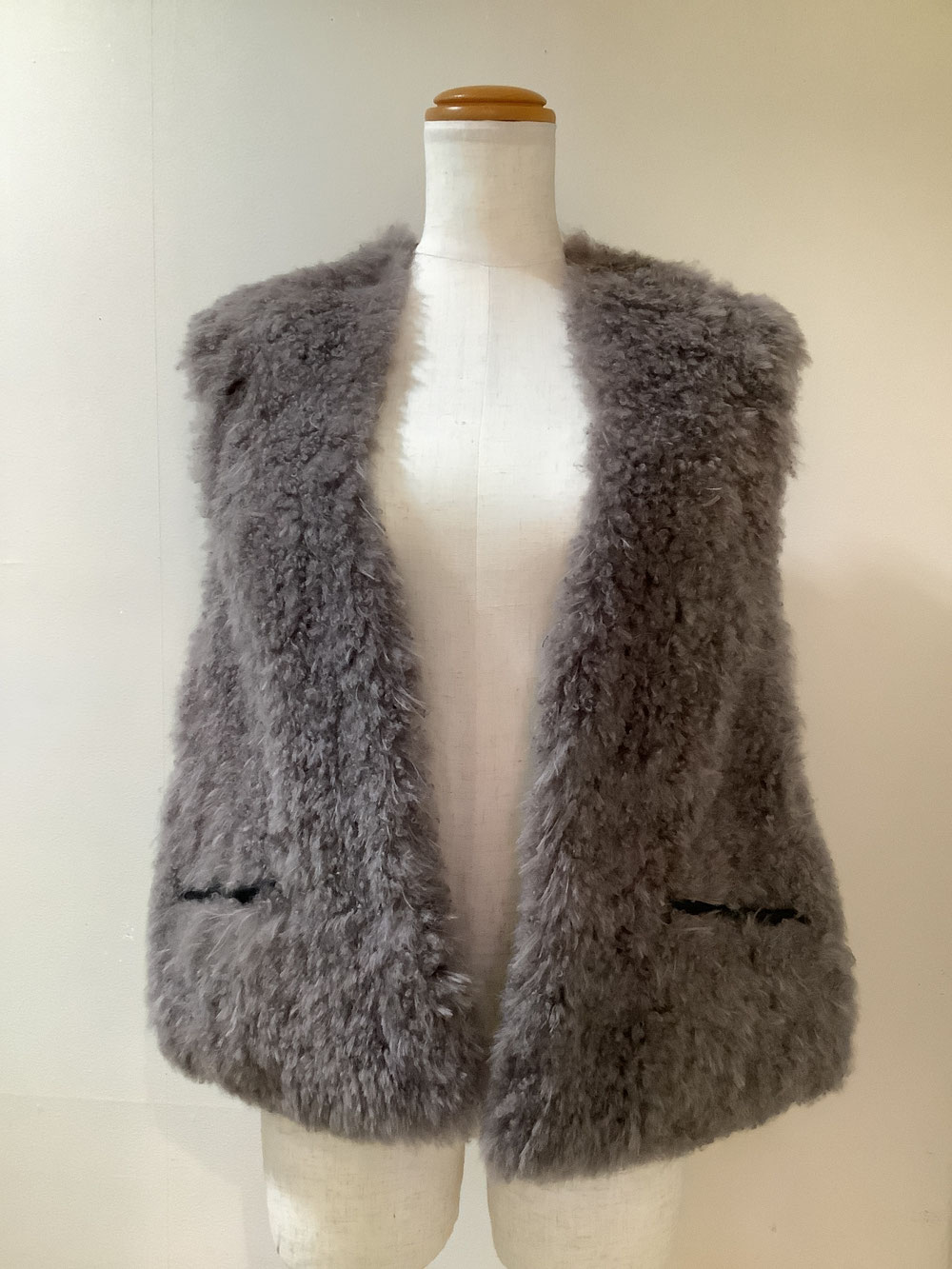 高木ミンク 7−MA7 グレージュ／黒 羊革ベストM〜L   ¥75,900（税込）