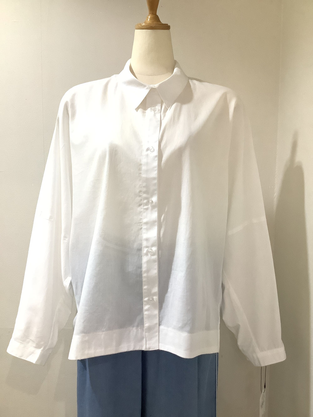 ピーエヌティ（PNT）52−PS5 ホワイトブラウスM〜L ¥15,290（税込）