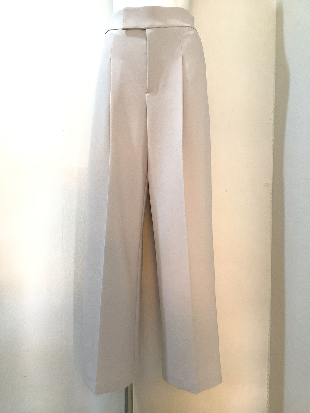 ローブ（ROBE) 3-MA30  ライトベージュ40  ¥16,280（税込）