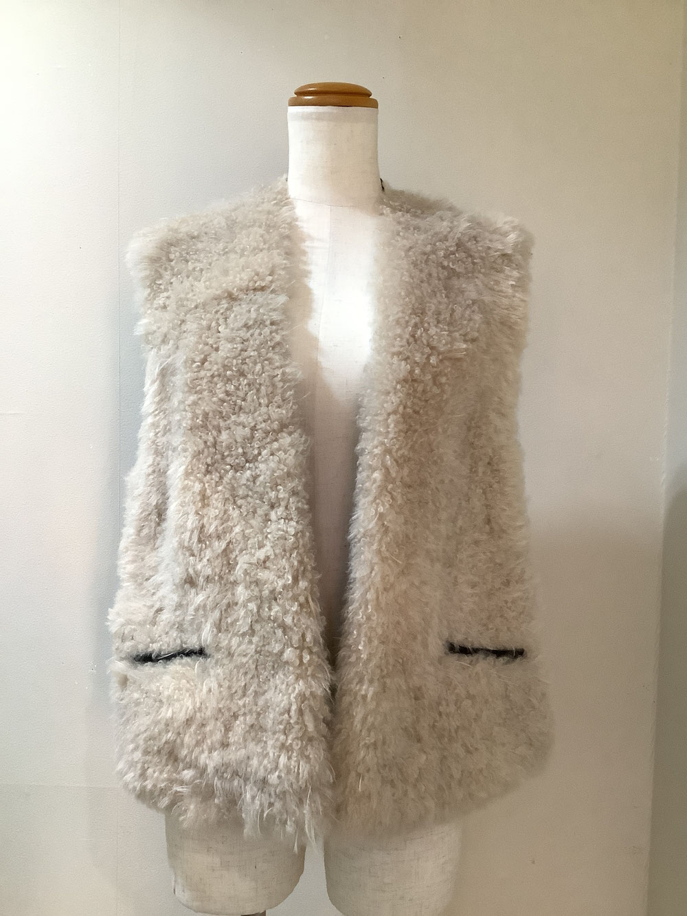 高木ミンク 7−MA8 オフ白 羊革ベストM〜L  ¥75,900（税込）