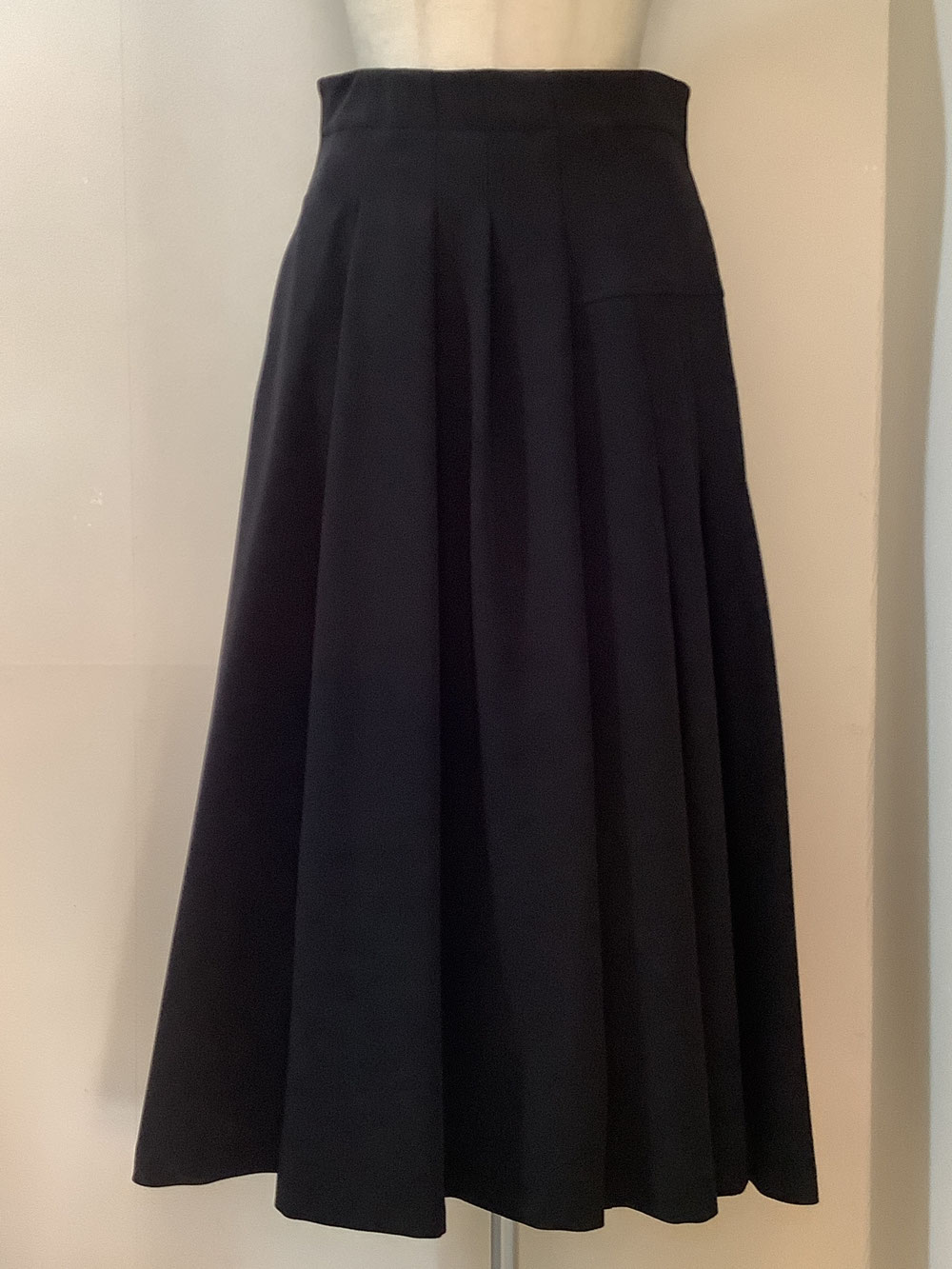 ピーエヌティ（PNT）52−MA13E黒スカート38 ¥19,690（税込）