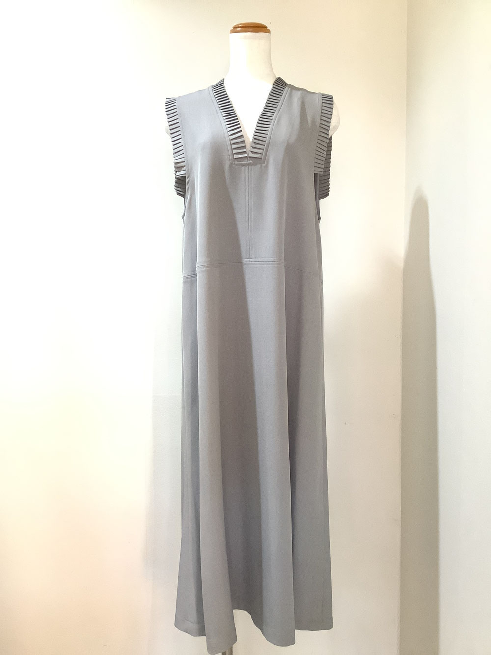 ピーエヌティ（PNT）52−PS8  グレージュVネックノースリワンピース38  ¥17,490（税込）
