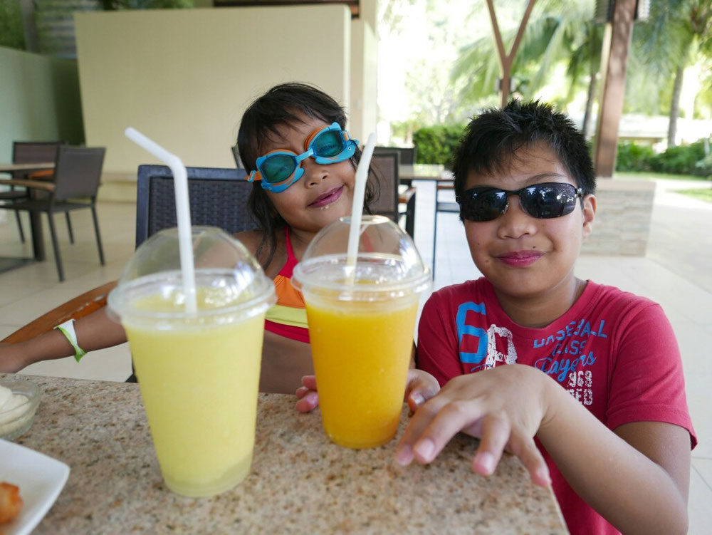 Unsere zwei Brillenschlangen mit spritzigen Mango-Drinks ...