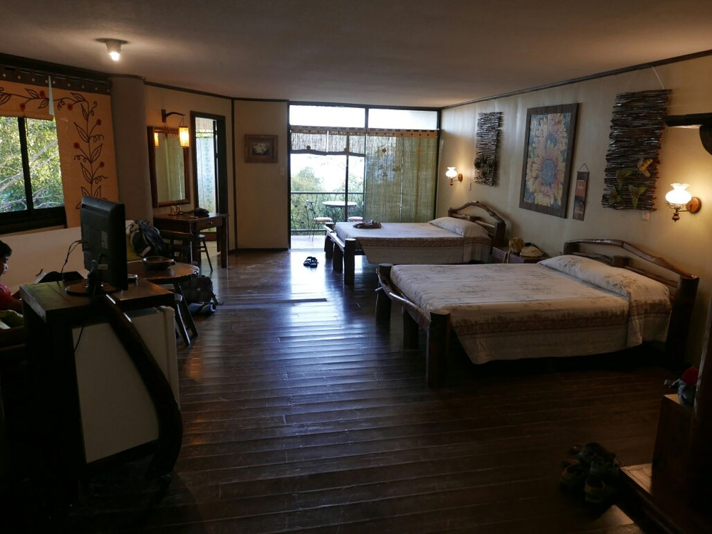Riesiges Zimmer mit Blick aufs offene Meer, und jeder der will bekommt sein eigenes Bett. Mark und Sheeina wollen ...