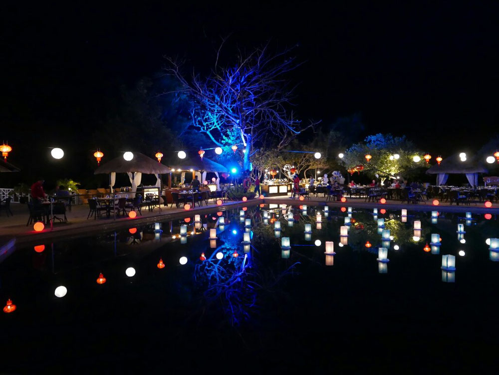   Das "Chinese New Year" wird mit einem Lichtermeer aus Laternen auf dem Swimmingpool und einem wunderbaren Buffet gefeiert. Es hat beim einen oder anderen etwas länger gedauert, bis die kleinen Plüschaffen auf den Tischen eine passende Erklärung gefunden haben 😊 (Ursi, ich weiss meine China Ferien bei Dir liegen länger zurück....)