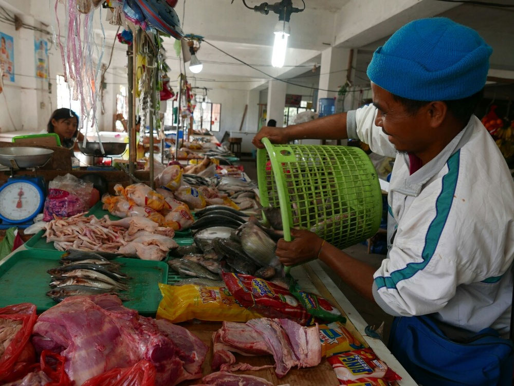 Gemüsemarkt mit Frischladung Fisch,wer möchte probieren?
