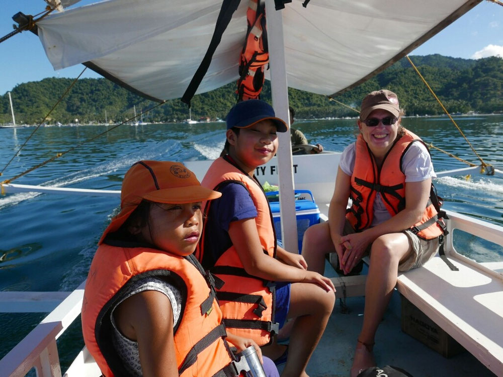 Wie üblich: Life vests obligatorisch bis wir aussersicht der anderen Boote sind...unberührten Inseln in Sicht.        