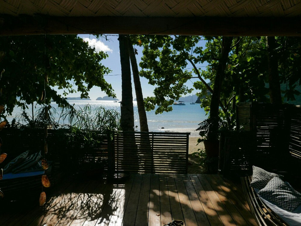 Unser erstes AirBnB ist ein Volltreffer. Wir sind im Paradies in Sophie's gemütlichen Cottage mit direktem Ausblick auf das Meer (wohlweislich ohne vom Liegestuhl aufstehen zu müssen:-) 
