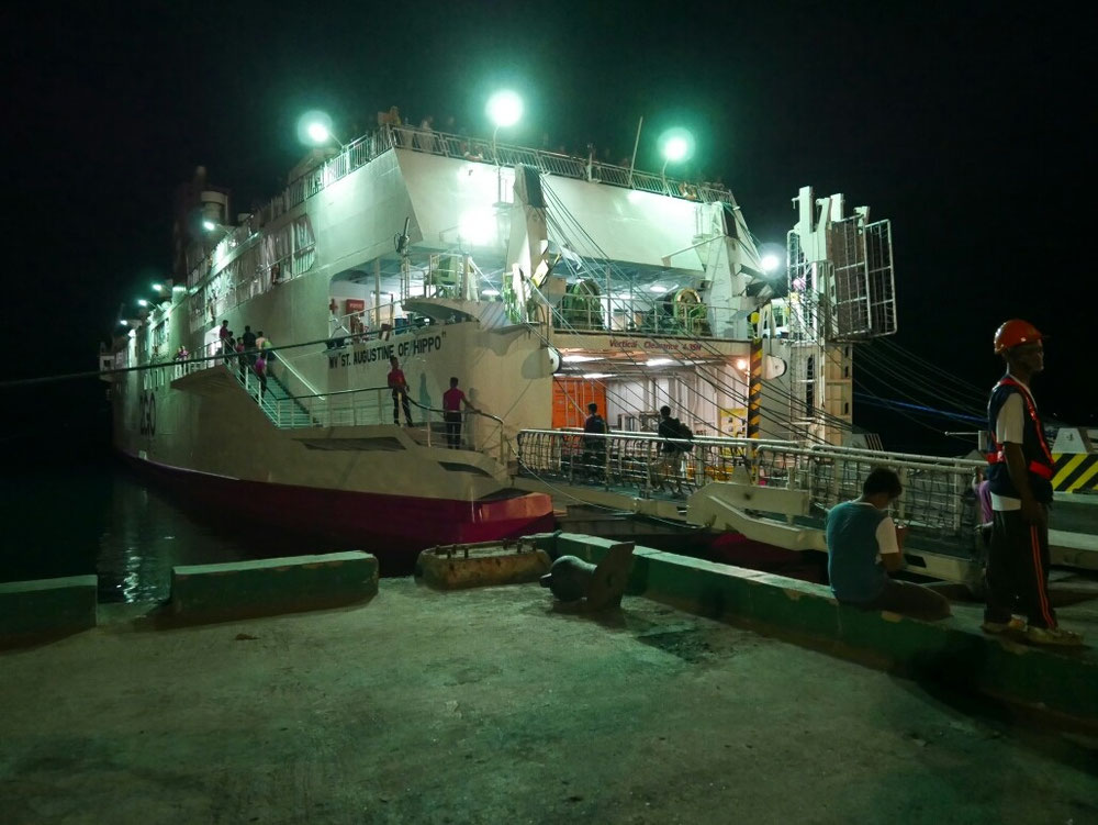 Fähre zur nächsten Insel, Abfahrt 6 am. Eine scheinbar endlose  15 stündige Reise....   Ferry to the next Island, it seems to be an endlos journey over 15 hours!