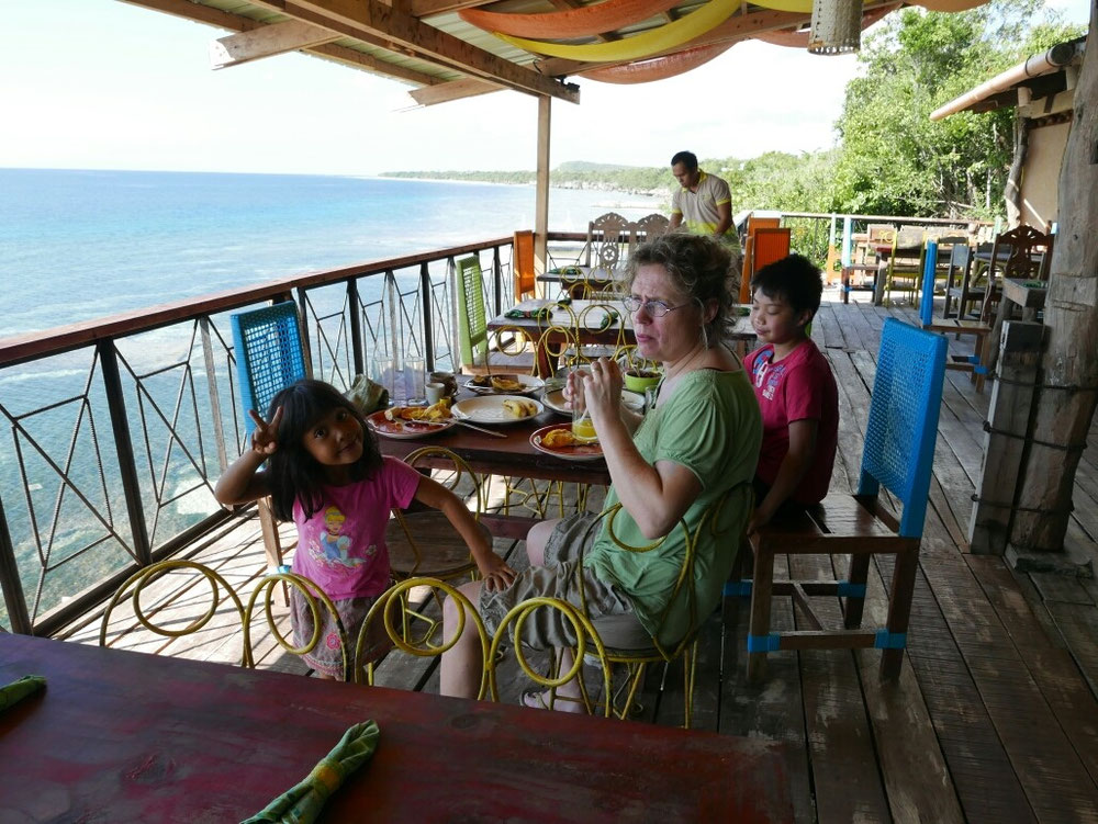 Herrliche Meer Sicht beim Essen. Endlich mal wieder einen Bio-Salat. Mago-Shake und Cola-Rum wird zum Standard, letzteres natürlich nur für die Grossen!