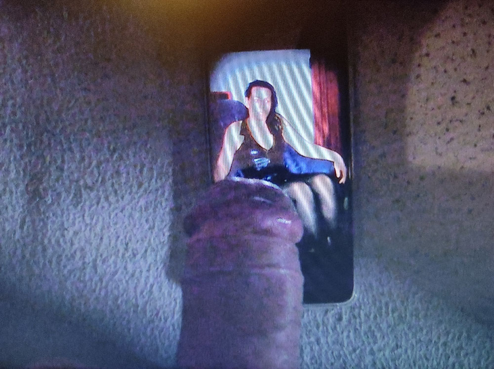 Une tribute de la photo d'une salope !... Elle m'excite énormément en voyant ses photos, j'ai la bite en feu🍆🥵🔥