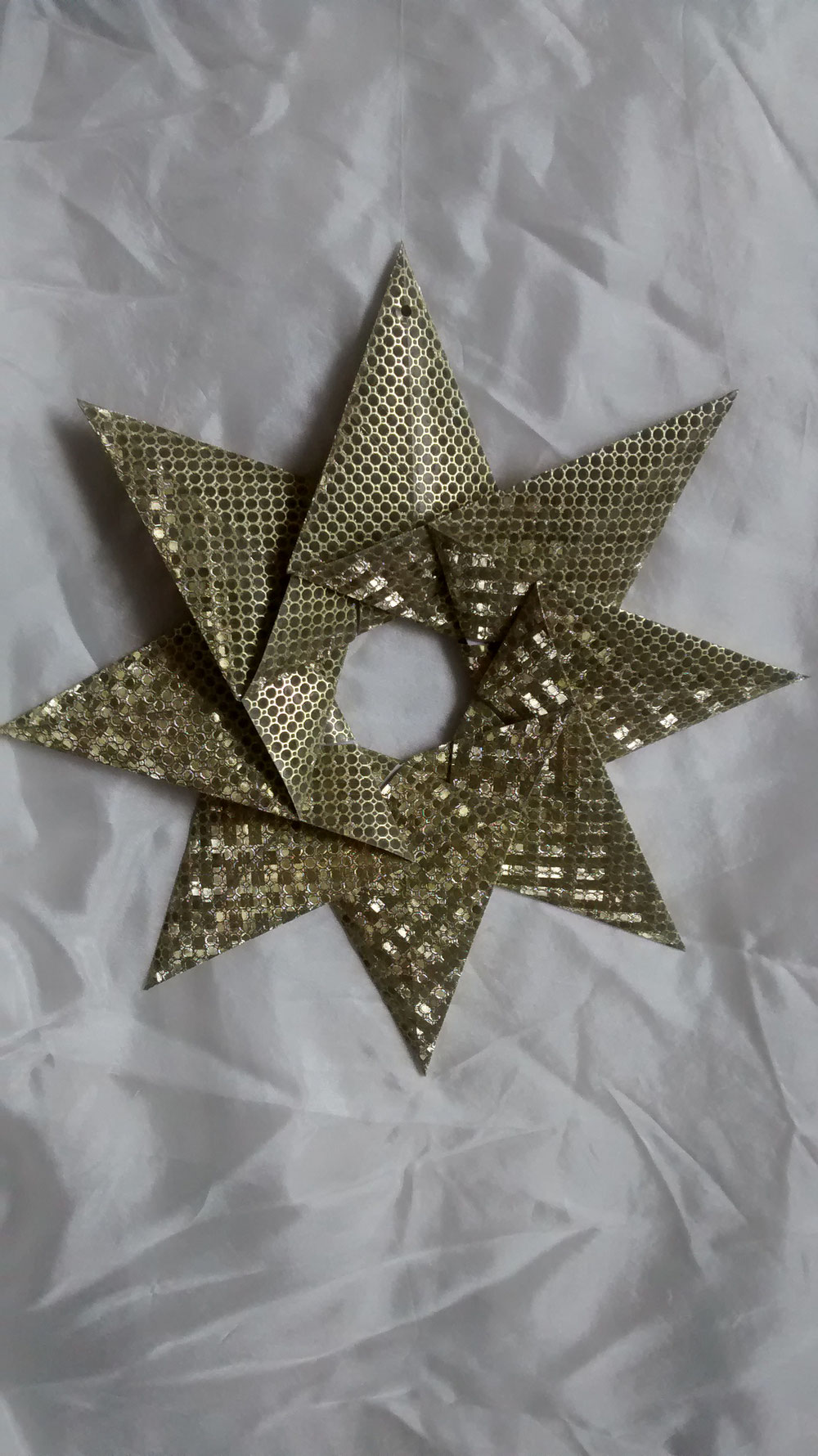 Stern. Nr.   02. ). Goldner Origami Stern. 3,50. €  Versandkosten. 3,90. €  Dieser Stern hat einen Durchmesser von 20. cm
