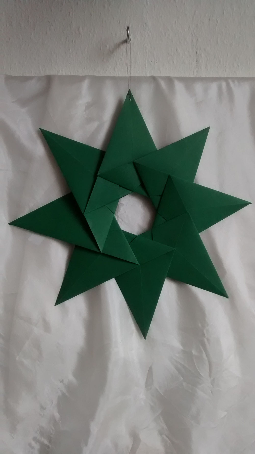 Stern Nr 06.  ). Grüner Fenster Stern. ohne Verzierung. 4,_  €  Versandkosten. 3,90. €  Dieser Stern hat eine Größe von 31. cm im Durchmesser