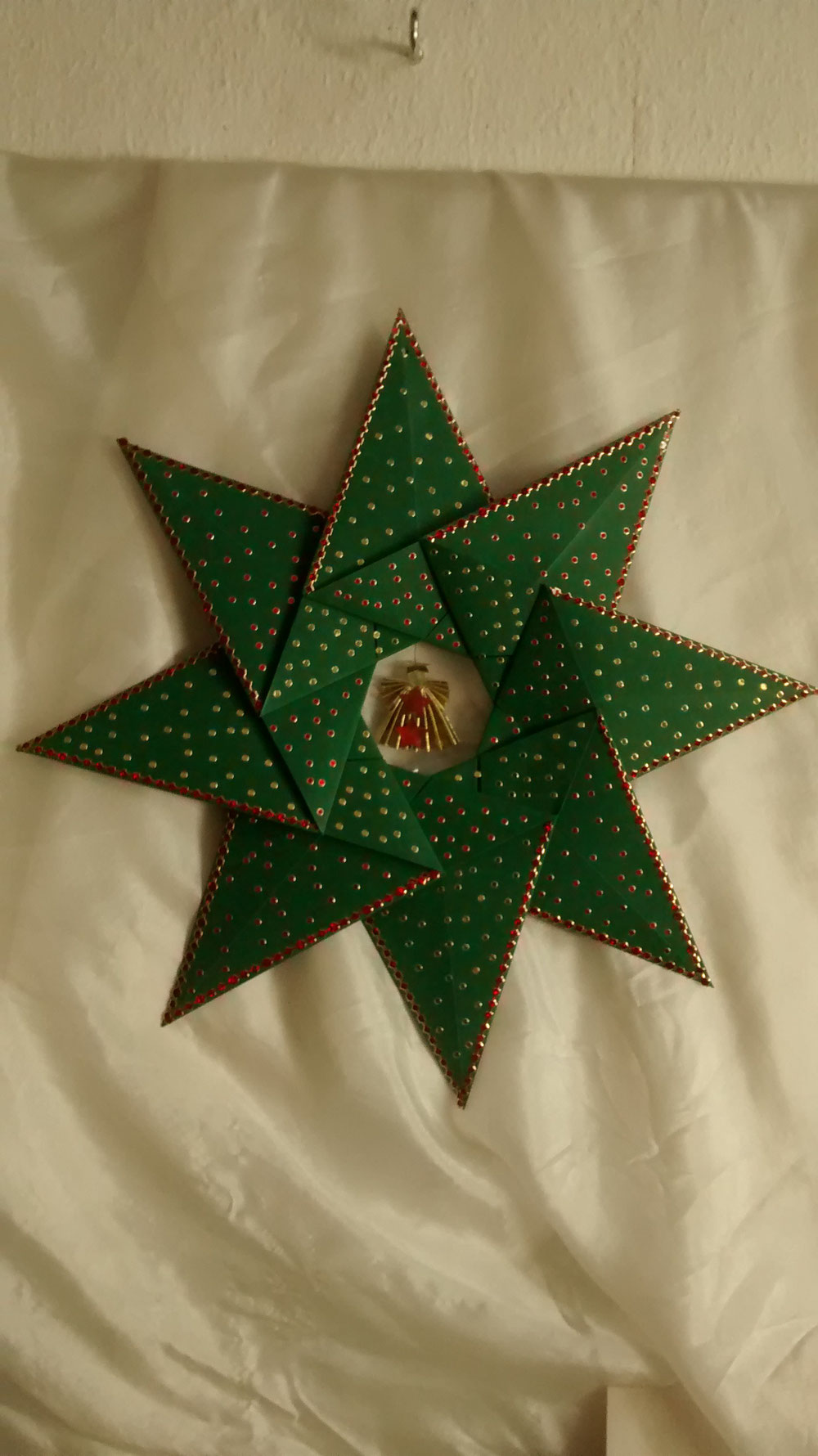 Stern Nr.05. ) Grüner Origami Stern reichhaltig mit Spiegel Punkten verziert.  Im Ausschnitt ist ein kleiner Engel  befestigt  6,50. €   Versandkosten. 3,90. €  Dieser Stern hat eine Größe von 31. cm im Durchmesser